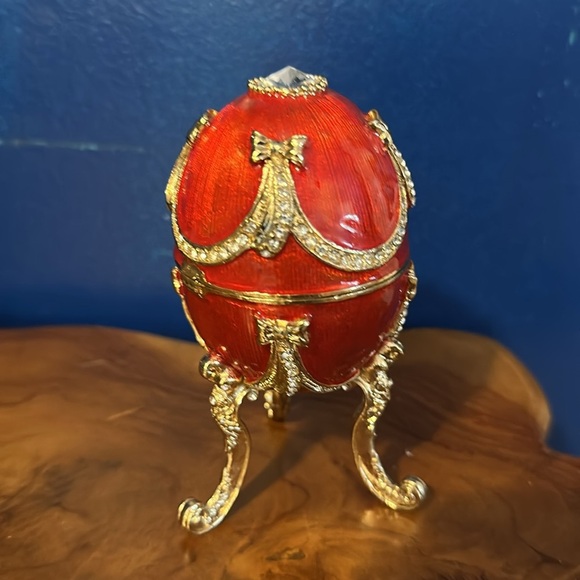 Sorelle Red Decorative Hand Painted Enameled with Gold Accents Trinket Music Box - Picture 7 of 8